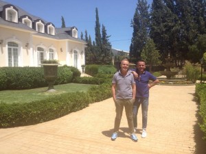 Michelle ante la fachada de la Central de los laboratorios de Alissi Brontë en el Palmar de Murcia.